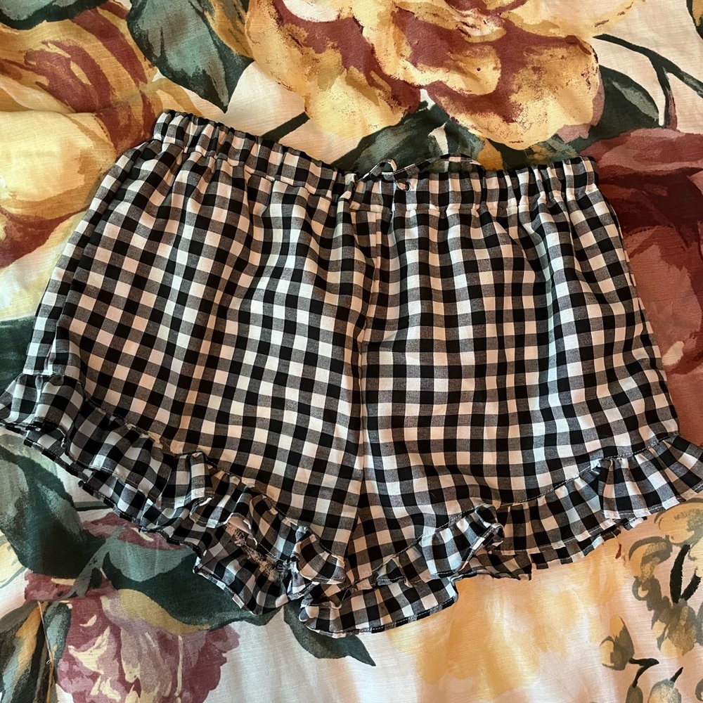 Ruffle -tie black and white plaid shorts